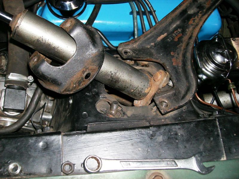 File:Removal of front shock absorber mustang '67.JPG